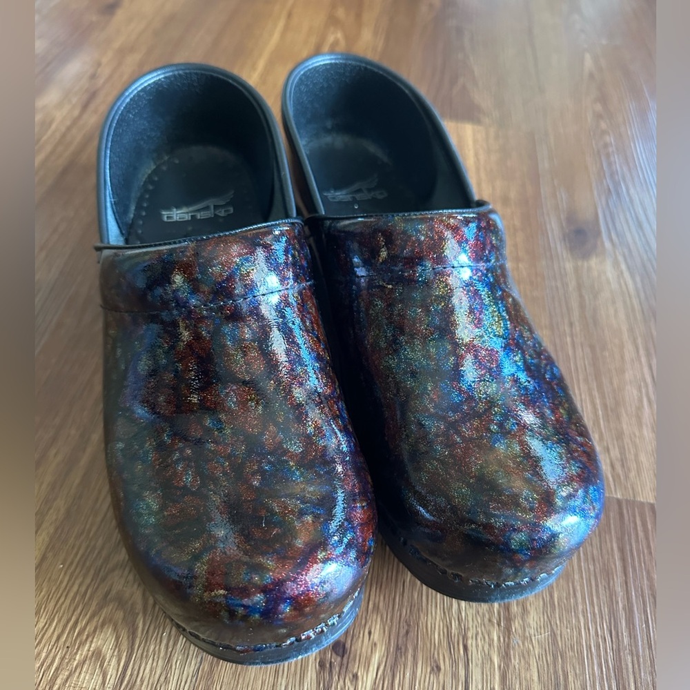 Dansko Patent Leather Multicolor Shimmery Metallic Marble Clogs 39